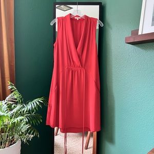 Sleeveless dress with tied waist (and pockets!)